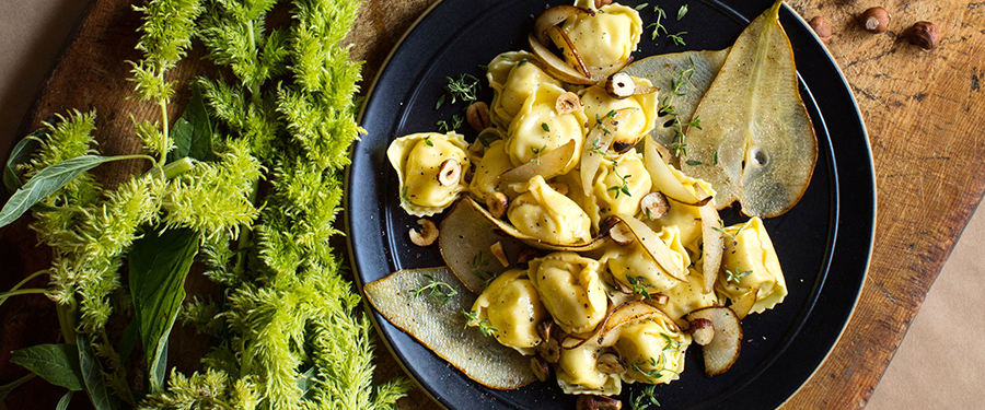 Bazalkové tortellini a omáčka s píniovými orieškami, lieskovými orieškami a tymiánom