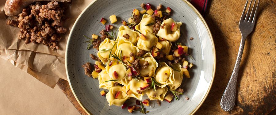 Tortellini s ricottou a špenátom, s jablkami a klobáskou