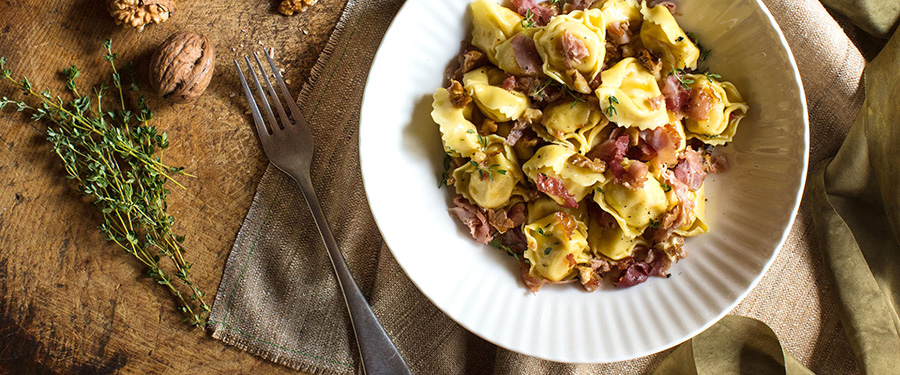 Tortelloni s kuraťom, mozzarellou a slaninou s vlašskými orechmi a tymianom Tortelloni s kuraťom, mozzarellou a slaninou s vlašskými orechmi a tymianom
